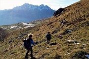 76 Sul sent. 223 scendendo alla Baita Alta di Grem 